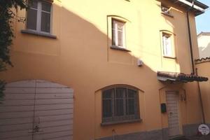 Casa indipendente di 230 m² con più di 5 locali a 