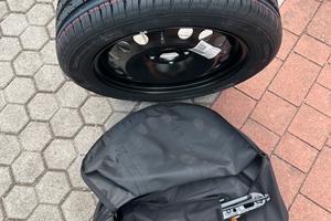 Ruota di scorta con sacca e cric