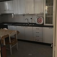 cucina completa, cristalliera e cassettone