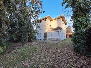 CASA INDIPENDENTE CON AMPIO GIARDINO