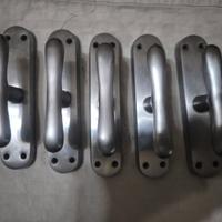 Cinque maniglie, trenta cerniere acciaio satinato