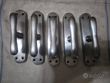 Cinque maniglie, trenta cerniere acciaio satinato