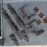 catenacci e maniglie rustiche.