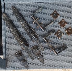 catenacci e maniglie rustiche.