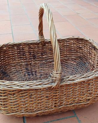 Grande cesta tradizionale in vimini