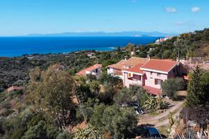 Villetta immersa nel verde con ampio giardino