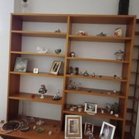 libreria in legno massello con ampia base