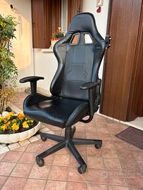 Sedia girevole nera inclinabile