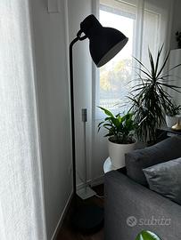 Lampada ikea da terra grigia