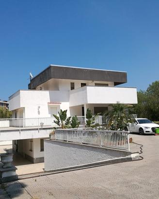Prestigiosa villa unifam. 3 liv. ampio giardino