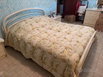 Letto matrimoniale doghe in legno+materasso