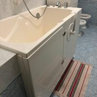 Vasca da bagno per persone con disabilità