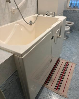 Vasca da bagno per persone con disabilità