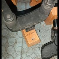 supporto a muro per chitarre 