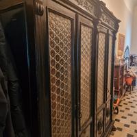 Armadio antico del XX secolo