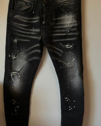 Pantaloni jeans strappati
