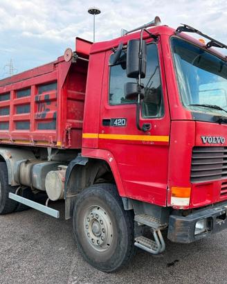 VOLVO FL12 420 con CASSONE RIBALTABILE TRILATERALE