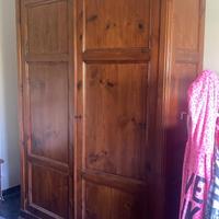 armadio in legno massello antico
