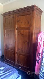 armadio in legno massello antico