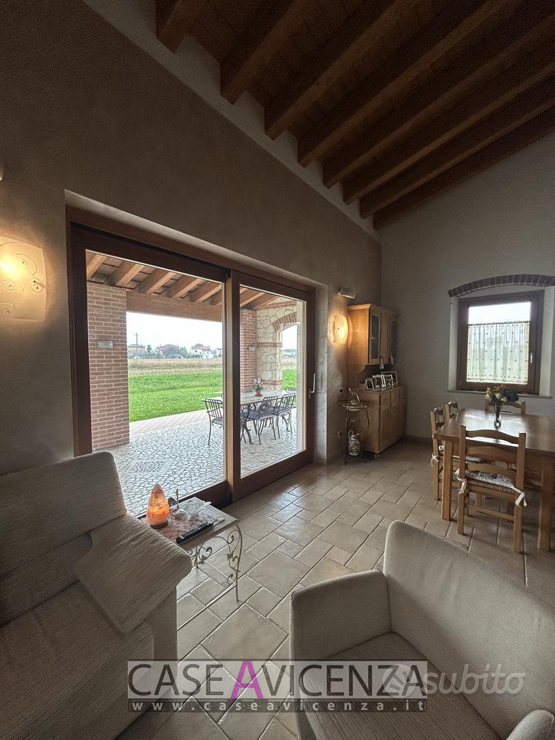 villa singola già suddividibile in due unità - Vista 3