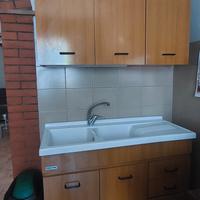 piccola cucina con lavandino e scolapiatti