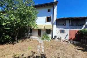 Casa tricamere con giardino, dependance e terreno