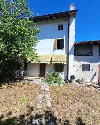 Casa tricamere con giardino, dependance e terreno
