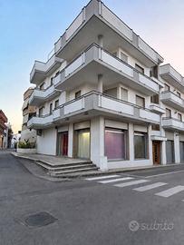Locale commerciale angolare 120 mq - 3 vetrine, al