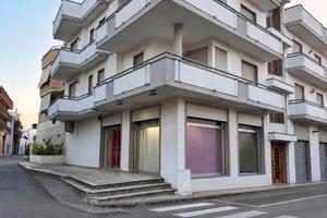Locale commerciale angolare 120 mq - 3 vetrine, al