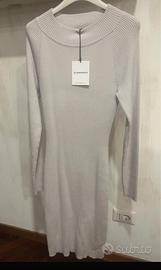 Tubino maglia grigio con scollatura sul dietro