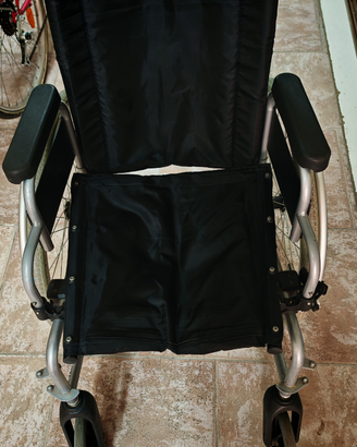 Sedia a rotelle pieghevole