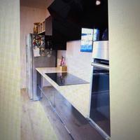 Cucina laccata lucida con isola piano in quarzo