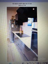 Cucina laccata lucida con isola piano in quarzo