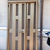 Portone in alluminio a due ante