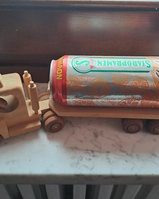 modellino camion in legno 