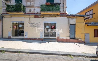 Locale commerciale con due vetrine su strada