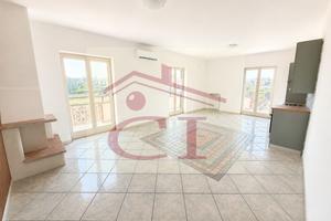 Apparatmento semi-indipendente con terrazzo e box