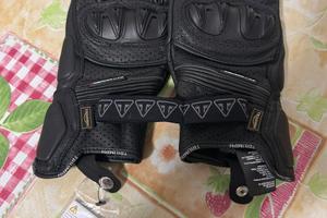 Guanti Triumph Raven
