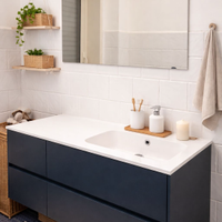 Mobile bagno moderno sospeso con lavabo e specchio