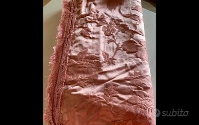 Copriletto in raso damascato con frange rosa antic
