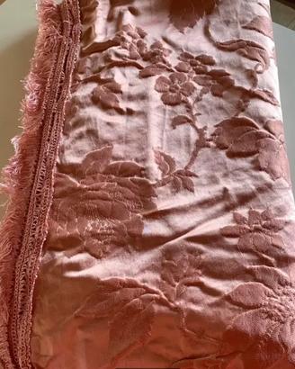 Copriletto in raso damascato con frange rosa antic