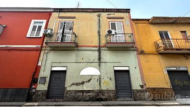 Stabile di due appartamenti e box auto