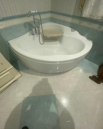 VASCA DA BAGNO JACUZZI CON RUBINETTERIA MELROSE