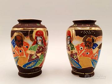 Due piccoli vasi in porcellana Satsuma giapponesi