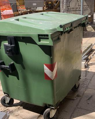 Cassonetto immondizia con ruote