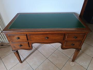 Scrivania Luigi XVI in noce