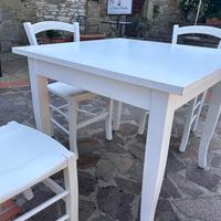 Tavolo bianco coordinato con 4 sedie stesso colore
