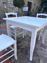 Tavolo bianco coordinato con 4 sedie stesso colore