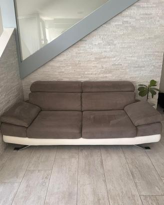 Divano moderno in microfibra e ecopelle con pouf