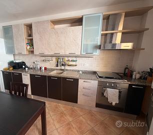 Cucina con elettrodomestici 400cm tavolo e 4 sedie
